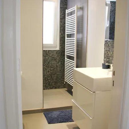 Apartment Freshness Modern 2 Bedroom With Balcony & Stunning Sea View In