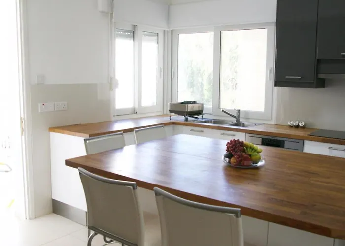 Freshness Modern 2 Bedroom With Balcony & Stunning Sea View In Apartmán *