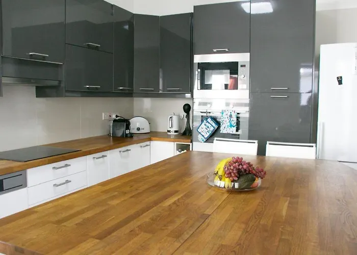 Freshness Modern 2 Bedroom With Balcony & Stunning Sea View In Lemesos