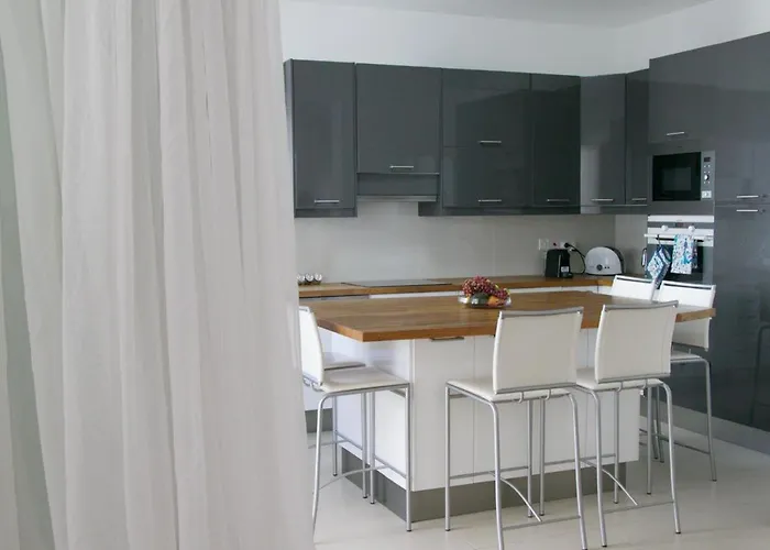 Freshness Modern 2 Bedroom With Balcony & Stunning Sea View In Lemesos