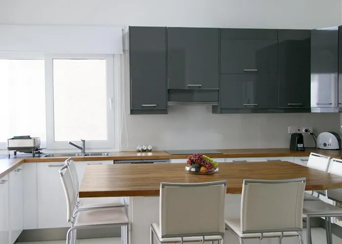 Apartmán Freshness Modern 2 Bedroom With Balcony & Stunning Sea View In Lemesos