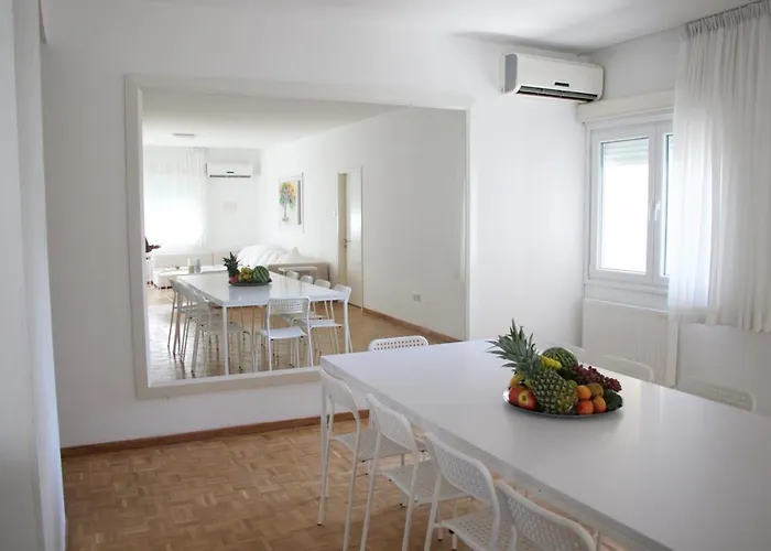 Apartmán Freshness Modern 2 Bedroom With Balcony & Stunning Sea View In *