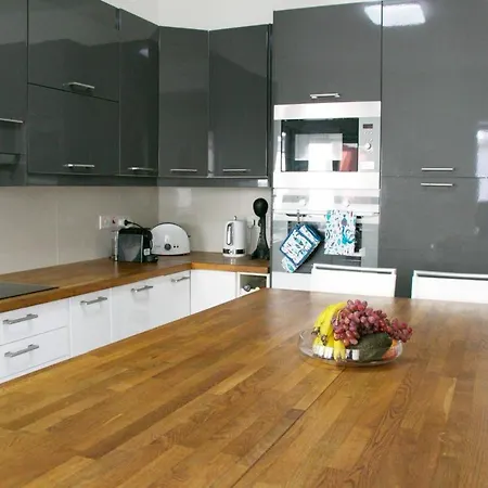 Freshness Modern 2 Bedroom With Balcony & Stunning Sea View In Lemesos