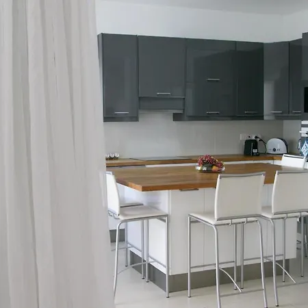 Freshness Modern 2 Bedroom With Balcony & Stunning Sea View In Lemesos